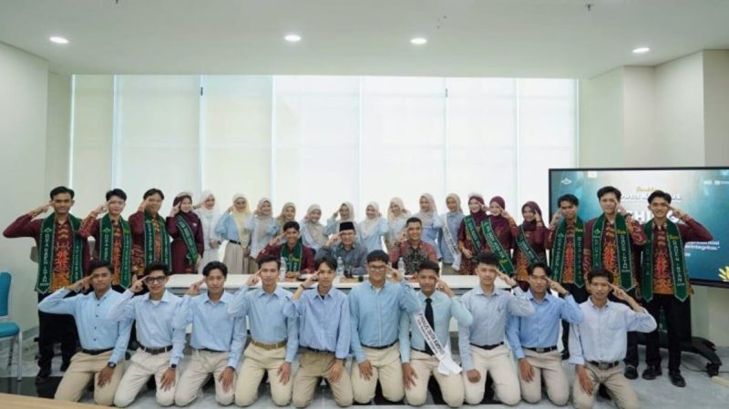 20 finalis Duta Kampus UIN Raden Intan Lampung 2026 berfoto bersama usai Sashing Ceremony di Gedung ARC, Kamis 16 April 2026  