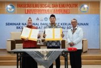 Dekan FISIP Unila Prof. Anna Gustina Zainal bersama delegasi BKS PTN Barat Bidang Ilmu Sosial usai melakukan penandatanganan perjanjian kerja sama di Aula A FISIP Universitas Lampung, Jumat 17 April 2026. Foto: FISIP Unila