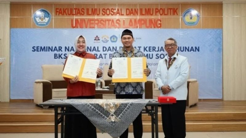 Dekan FISIP Unila Prof. Anna Gustina Zainal bersama delegasi BKS PTN Barat Bidang Ilmu Sosial usai melakukan penandatanganan perjanjian kerja sama di Aula A FISIP Universitas Lampung, Jumat 17 April 2026. Foto: FISIP Unila