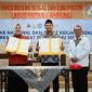 Dekan FISIP Unila Prof. Anna Gustina Zainal bersama delegasi BKS PTN Barat Bidang Ilmu Sosial usai melakukan penandatanganan perjanjian kerja sama di Aula A FISIP Universitas Lampung, Jumat 17 April 2026. Foto: FISIP Unila