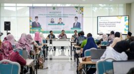 Suasana workshop penulisan proposal yang digelar LP2M UIN Raden Intan Lampung, Kamis 16 April 2026. Terlihat narasumber dan 60 peserta dosen, tendik serta mahasiswa mengikuti sesi pemaparan. Foto: LP2M UIN RIL
