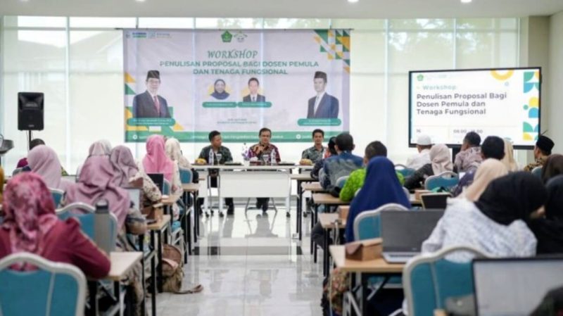 Suasana workshop penulisan proposal yang digelar LP2M UIN Raden Intan Lampung, Kamis 16 April 2026. Terlihat narasumber dan 60 peserta dosen, tendik serta mahasiswa mengikuti sesi pemaparan. Foto: LP2M UIN RIL
