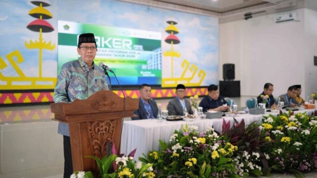 Rektor UIN Raden Intan Lampung Prof. H. Wan Jamaluddin Z, M.Ag., Ph.D., menyampaikan arahan strategis Sekjen Kemenag saat pembukaan Rakerpim 2026 di Lamban Raden Intan, Jumat (17/4/2026). (Foto: Proyeksi.id)