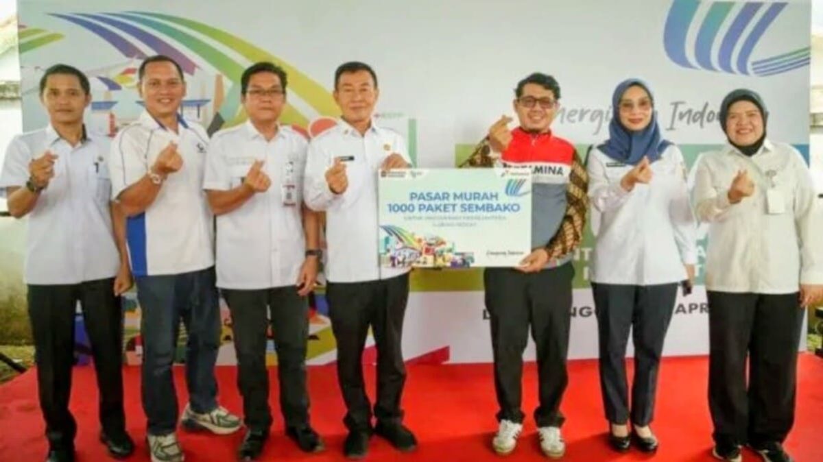 Jajaran Pertamina Patra Niaga Regional Sumbagsel dan Pemkot Lubuk Linggau berfoto bersama saat seremoni pasar murah 1.000 paket sembako di Kelurahan Ulak Lebar, Lubuk Linggau Barat II, 2026. (Foto: Proyeksi.id)