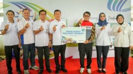 Jajaran Pertamina Patra Niaga Regional Sumbagsel dan Pemkot Lubuk Linggau berfoto bersama saat seremoni pasar murah 1.000 paket sembako di Kelurahan Ulak Lebar, Lubuk Linggau Barat II, 2026. (Foto: Proyeksi.id)