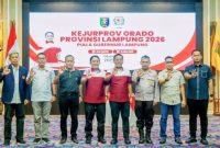 Para pejabat dan panitia berfoto bersama usai pembukaan Kejurprov ORADO Lampung 2026 Piala Gubernur di Balai Keratun, 18 April 2026. (Foto: Proyeksi.id)
