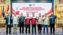 Para pejabat dan panitia berfoto bersama usai pembukaan Kejurprov ORADO Lampung 2026 Piala Gubernur di Balai Keratun, 18 April 2026. (Foto: Proyeksi.id)