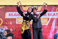 Dua atlet muda pencak silat menunjukkan medali yang diraih pada Gubernur Cup Pencak Silat Lampung 2026 di Gedung Sumpah Pemuda PKOR Way Halim, 17 April 2026. (Foto: Proyeksi.id)
