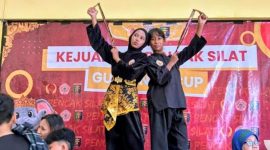 Dua atlet muda pencak silat menunjukkan medali yang diraih pada Gubernur Cup Pencak Silat Lampung 2026 di Gedung Sumpah Pemuda PKOR Way Halim, 17 April 2026. (Foto: Proyeksi.id)
