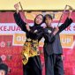 Dua atlet muda pencak silat menunjukkan medali yang diraih pada Gubernur Cup Pencak Silat Lampung 2026 di Gedung Sumpah Pemuda PKOR Way Halim, 17 April 2026. (Foto: Proyeksi.id)
