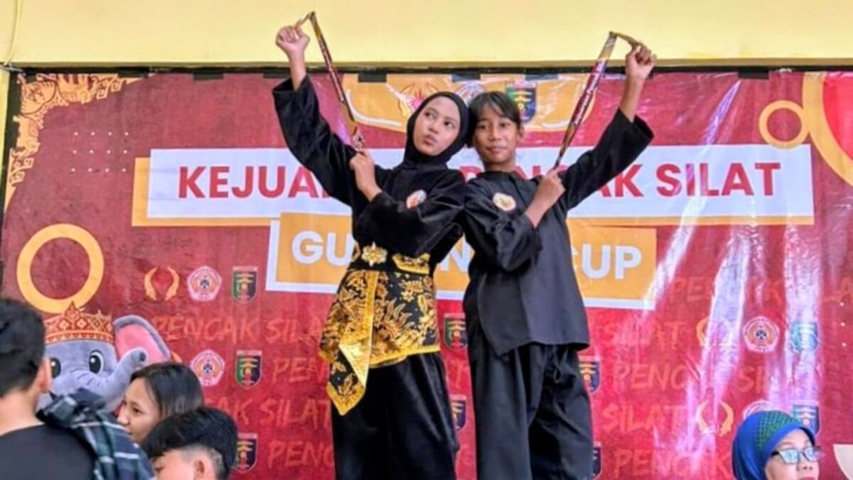 Dua atlet muda pencak silat menunjukkan medali yang diraih pada Gubernur Cup Pencak Silat Lampung 2026 di Gedung Sumpah Pemuda PKOR Way Halim, 17 April 2026. (Foto: Proyeksi.id)
