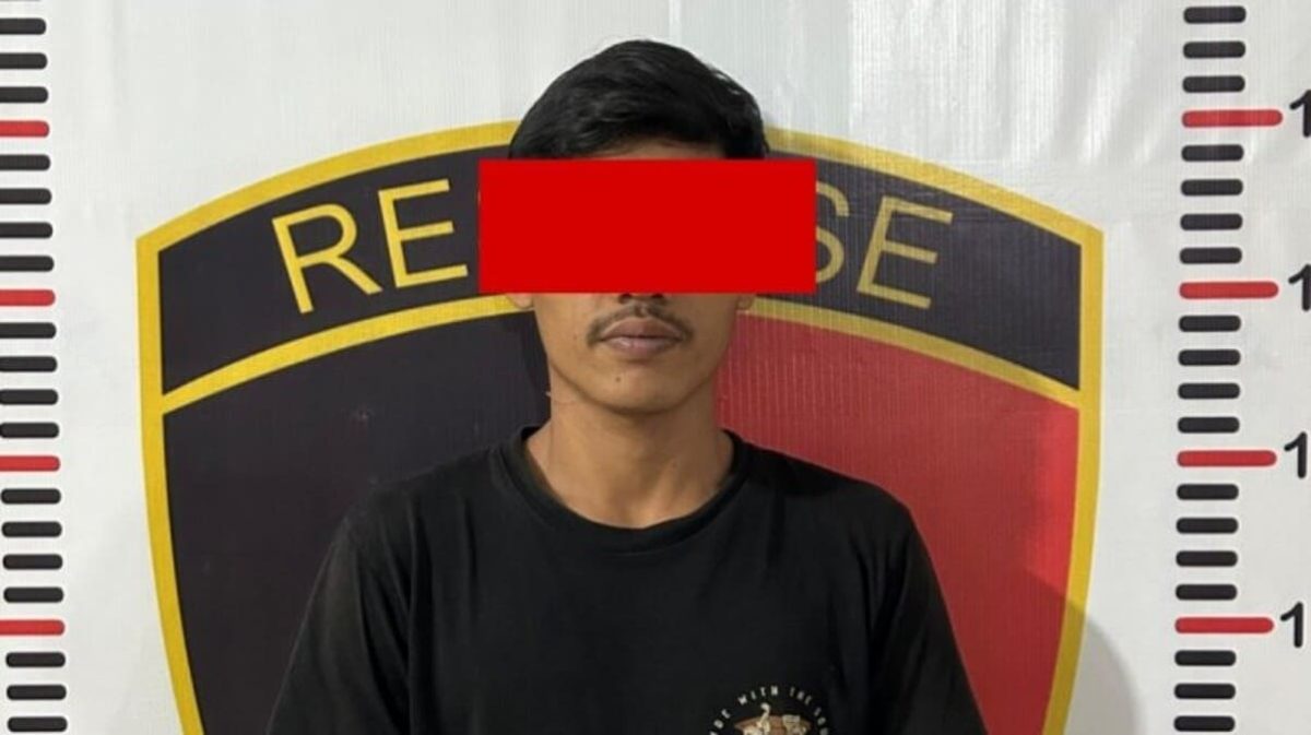 Tersangka berinisial J, 27 tahun saat diamankan Unit Reskrim Polsek Panjang terkait dugaan tindak asusila terhadap remaja 15 tahun di Panjang Utara, 14 April 2026. Wajah tersangka disamarkan. (Foto: Humas Polsek Panjang/Proyeksi.id)