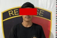 Tersangka berinisial J, 27 tahun saat diamankan Unit Reskrim Polsek Panjang terkait dugaan tindak asusila terhadap remaja 15 tahun di Panjang Utara, 14 April 2026. Wajah tersangka disamarkan. (Foto: Humas Polsek Panjang/Proyeksi.id)