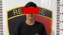 Tersangka berinisial J, 27 tahun saat diamankan Unit Reskrim Polsek Panjang terkait dugaan tindak asusila terhadap remaja 15 tahun di Panjang Utara, 14 April 2026. Wajah tersangka disamarkan. (Foto: Humas Polsek Panjang/Proyeksi.id)