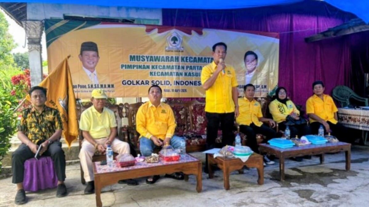 Ketua DPD Partai Golkar Way Kanan Dr. Darlian Pone, S.H., S.E., M.H., M.M menyampaikan sambutan saat membuka Muscam PK Golkar Kecamatan Kasui di Kasui, 18 April 2026. (Foto: Proyeksi.id)