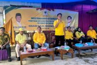 Ketua DPD Partai Golkar Way Kanan Dr. Darlian Pone, S.H., S.E., M.H., M.M menyampaikan sambutan saat membuka Muscam PK Golkar Kecamatan Kasui di Kasui, 18 April 2026. (Foto: Proyeksi.id)