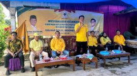 Ketua DPD Partai Golkar Way Kanan Dr. Darlian Pone, S.H., S.E., M.H., M.M menyampaikan sambutan saat membuka Muscam PK Golkar Kecamatan Kasui di Kasui, 18 April 2026. (Foto: Proyeksi.id)