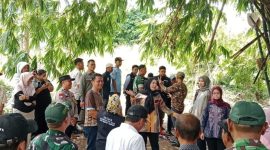 Wali Kota Bandarlampung Eva Dwiana meninjau langsung lokasi talud Sungai Way Awi yang ambruk sepanjang 40 meter dengan tinggi 5 meter di Kelurahan Jagabaya I dan II, Kecamatan Way Halim, Sabtu 18/4/2026. Pemkot Bandarlampung bersama Satgas TNI melakukan pembersihan material longsoran secara cepat dan terpadu. (Foto: Proyeksi.id)