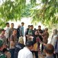 Wali Kota Bandarlampung Eva Dwiana meninjau langsung lokasi talud Sungai Way Awi yang ambruk sepanjang 40 meter dengan tinggi 5 meter di Kelurahan Jagabaya I dan II, Kecamatan Way Halim, Sabtu 18/4/2026. Pemkot Bandarlampung bersama Satgas TNI melakukan pembersihan material longsoran secara cepat dan terpadu. (Foto: Proyeksi.id)
