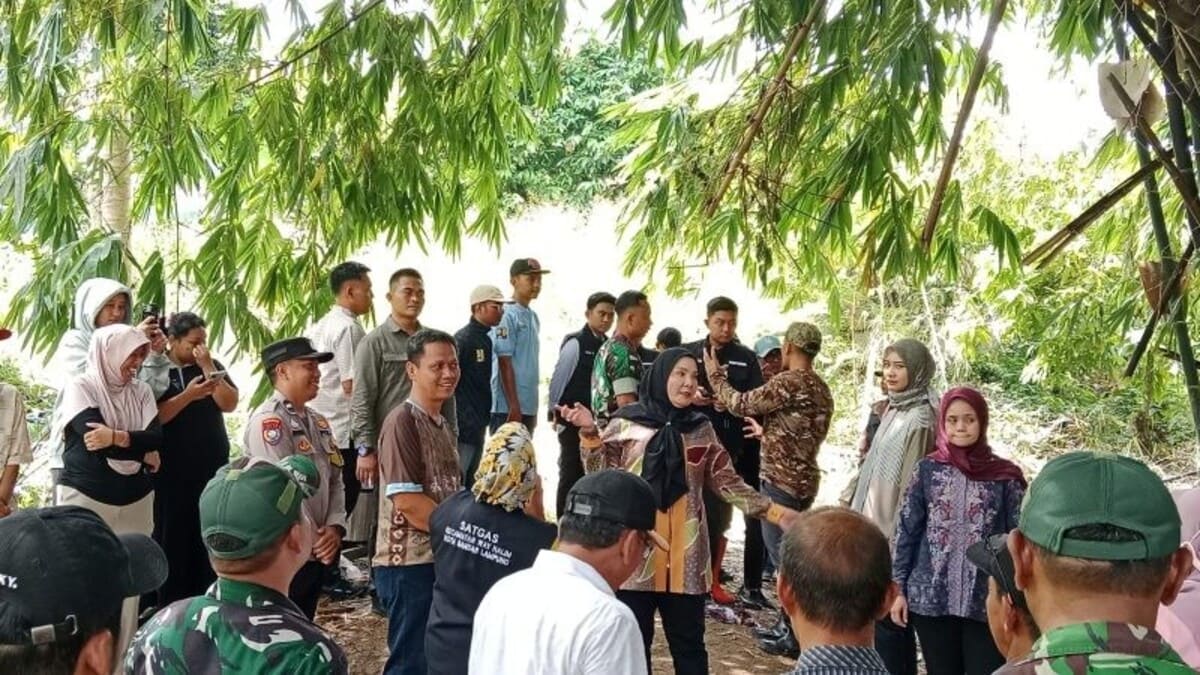 Wali Kota Bandarlampung Eva Dwiana meninjau langsung lokasi talud Sungai Way Awi yang ambruk sepanjang 40 meter dengan tinggi 5 meter di Kelurahan Jagabaya I dan II, Kecamatan Way Halim, Sabtu 18/4/2026. Pemkot Bandarlampung bersama Satgas TNI melakukan pembersihan material longsoran secara cepat dan terpadu. (Foto: Proyeksi.id)
