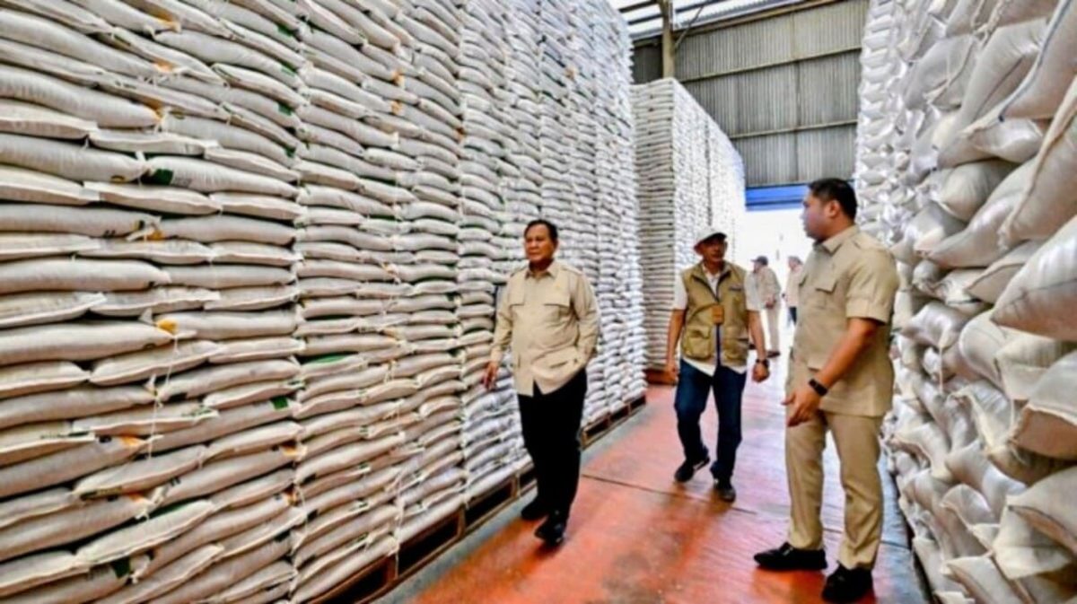 Presiden Prabowo Subianto didampingi pejabat Bulog meninjau tumpukan karung beras di Gudang Bulog Danurejo, Kabupaten Magelang, Jawa Tengah, Sabtu 18/4/2026. Gudang berkapasitas 7.000 ton ini terisi penuh sebagai bentuk kesiapan cadangan pangan nasional. (Foto: BPMI Setpres)

