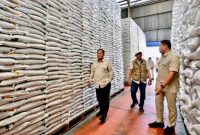 Presiden Prabowo Subianto didampingi pejabat Bulog meninjau tumpukan karung beras di Gudang Bulog Danurejo, Kabupaten Magelang, Jawa Tengah, Sabtu 18/4/2026. Gudang berkapasitas 7.000 ton ini terisi penuh sebagai bentuk kesiapan cadangan pangan nasional. (Foto: BPMI Setpres)
