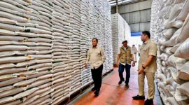 Presiden Prabowo Subianto didampingi pejabat Bulog meninjau tumpukan karung beras di Gudang Bulog Danurejo, Kabupaten Magelang, Jawa Tengah, Sabtu 18/4/2026. Gudang berkapasitas 7.000 ton ini terisi penuh sebagai bentuk kesiapan cadangan pangan nasional. (Foto: BPMI Setpres)
