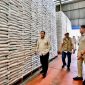 Presiden Prabowo Subianto didampingi pejabat Bulog meninjau tumpukan karung beras di Gudang Bulog Danurejo, Kabupaten Magelang, Jawa Tengah, Sabtu 18/4/2026. Gudang berkapasitas 7.000 ton ini terisi penuh sebagai bentuk kesiapan cadangan pangan nasional. (Foto: BPMI Setpres)
