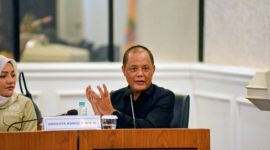 Anggota Komisi X DPR RI Juliyatmono saat menyampaikan penilaian terkait pelaksanaan Tes Kemampuan Akademik TKA 2026 pada kunjungan kerja spesifik ke Provinsi Lampung, Kamis 16/4/2026. Ia menilai visi TKA bagus namun persentase lolos masih kecil. (Foto: Humas DPR RI)