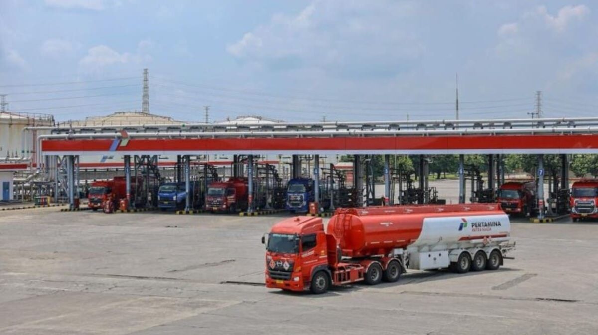 Mobil tangki Pertamina Patra Niaga bersiap mendistribusikan BBM dari Integrated Terminal Jakarta ITJ Tanjung Priok, Jakarta Utara, Jumat 17/4/2026. ITJ menjadi penyangga utama distribusi BBM dan LPG untuk wilayah DKI Jakarta, sebagian Jawa Barat dan Jawa Tengah. (Foto: Pertamina)