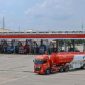 Mobil tangki Pertamina Patra Niaga bersiap mendistribusikan BBM dari Integrated Terminal Jakarta ITJ Tanjung Priok, Jakarta Utara, Jumat 17/4/2026. ITJ menjadi penyangga utama distribusi BBM dan LPG untuk wilayah DKI Jakarta, sebagian Jawa Barat dan Jawa Tengah. (Foto: Pertamina)