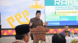 Rektor UIN Raden Intan Lampung UIN RIL Prof. H. Wan Jamaluddin Z, M.Ag., Ph.D. menyampaikan sambutan pada penutupan Rapat Kerja Raker 2026 Pemantapan Program dan Anggaran Tahun 2026 yang berlangsung 17-19 April 2026. (Foto: Dok. UIN RIL)