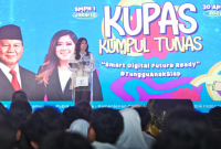Menkomdigi Meutya Hafid memberikan arahan kepada siswa/siswi SMPN 1 Jakarta dalam acara KUPAS (Kumpul TUNAS) di Cikini, Jakarta Pusat, Kamis (30/04/2026). Foto: Komdigi