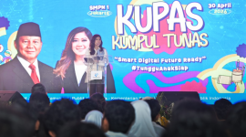 Menkomdigi Meutya Hafid memberikan arahan kepada siswa/siswi SMPN 1 Jakarta dalam acara KUPAS (Kumpul TUNAS) di Cikini, Jakarta Pusat, Kamis (30/04/2026). Foto: Komdigi