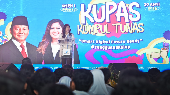 Menkomdigi Meutya Hafid memberikan arahan kepada siswa/siswi SMPN 1 Jakarta dalam acara KUPAS (Kumpul TUNAS) di Cikini, Jakarta Pusat, Kamis (30/04/2026). Foto: Komdigi