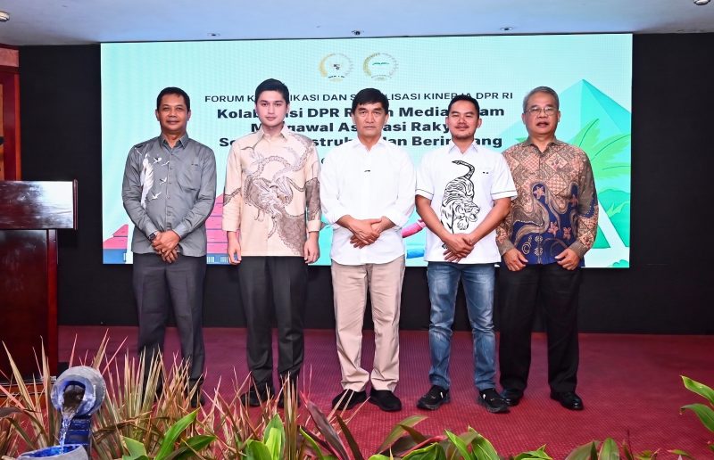 Kepala Biro Pemberitaan Parlemen, Muhammad Najib Ibrahim (Pojok Kiri), usai memberikan kata sambutan pada Forum Komunikasi dan Sosialisasi Kinerja DPR RI di Kota Serang, Banten, Rabu (6/05/2026). Foto : Runi/Alma