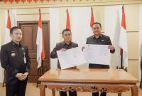 Sekdaprov Marindo kurniawan saat menyaksikan  penandatanganan Perjanjian Kerja Sama (PKS) antara Dinas Kependudukan dan Pencatatan Sipil (Disdukcapil) Provinsi Lampung dengan Dinas Pendidikan dan Kebudayaan (Disdikbud) Provinsi Lampung di Ruang Sakai Sambayan, Senin (4/5/2026).
