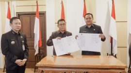 Sekdaprov Marindo kurniawan saat menyaksikan  penandatanganan Perjanjian Kerja Sama (PKS) antara Dinas Kependudukan dan Pencatatan Sipil (Disdukcapil) Provinsi Lampung dengan Dinas Pendidikan dan Kebudayaan (Disdikbud) Provinsi Lampung di Ruang Sakai Sambayan, Senin (4/5/2026).
