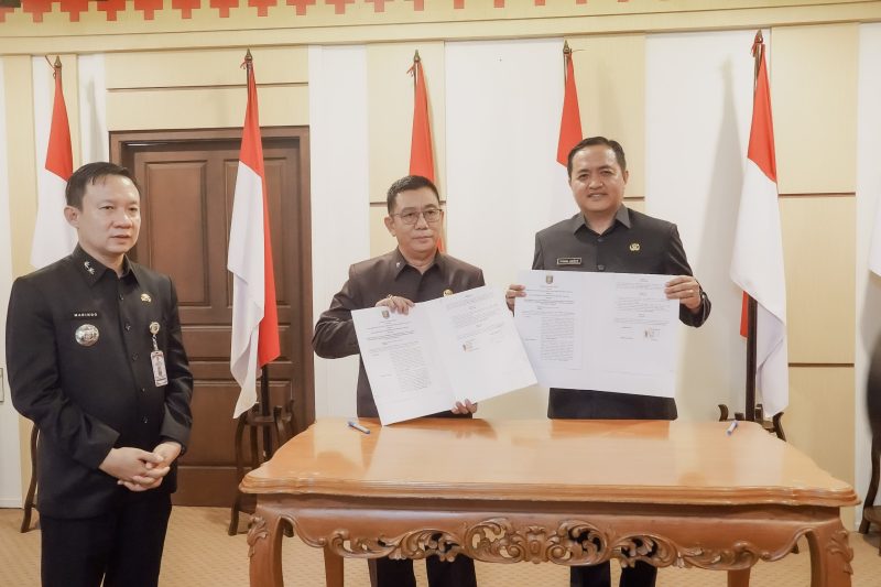 Sekdaprov Marindo kurniawan saat menyaksikan  penandatanganan Perjanjian Kerja Sama (PKS) antara Dinas Kependudukan dan Pencatatan Sipil (Disdukcapil) Provinsi Lampung dengan Dinas Pendidikan dan Kebudayaan (Disdikbud) Provinsi Lampung di Ruang Sakai Sambayan, Senin (4/5/2026).