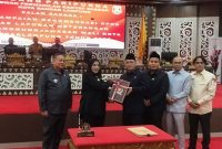 Walikota Eva Dwiana saat menyerahkan Rencana Kerja Pemerintah Daerah (RKPD) Tahun 2025 pada sidang paripuna  di gedung rapat DPRD Kota Bandar, Senin, (04/05/2026).