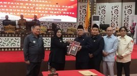 Walikota Eva Dwiana saat menyerahkan Rencana Kerja Pemerintah Daerah (RKPD) Tahun 2025 pada sidang paripuna  di gedung rapat DPRD Kota Bandar, Senin, (04/05/2026).