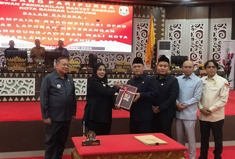 Walikota Eva Dwiana saat menyerahkan Rencana Kerja Pemerintah Daerah (RKPD) Tahun 2025 pada sidang paripuna  di gedung rapat DPRD Kota Bandar, Senin, (04/05/2026).