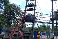 Petugas PLN saat melakukan pengecekan jaringan listrik agar Pelaksanaan Ujian Tulis Berbasis Komputer Seleksi Nasional Berdasarkan Tes (UTBK-SNBT) Tahun 2026 di Universitas Lampung (Unila) berlangsung lancar dan kondusif .