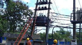 Petugas PLN saat melakukan pengecekan jaringan listrik agar Pelaksanaan Ujian Tulis Berbasis Komputer Seleksi Nasional Berdasarkan Tes (UTBK-SNBT) Tahun 2026 di Universitas Lampung (Unila) berlangsung lancar dan kondusif .