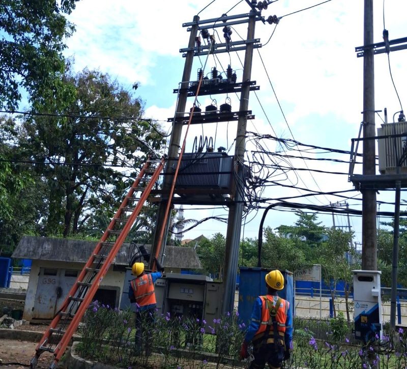 Petugas PLN saat melakukan pengecekan jaringan listrik agar Pelaksanaan Ujian Tulis Berbasis Komputer Seleksi Nasional Berdasarkan Tes (UTBK-SNBT) Tahun 2026 di Universitas Lampung (Unila) berlangsung lancar dan kondusif .