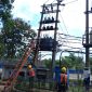 Petugas PLN saat melakukan pengecekan jaringan listrik agar Pelaksanaan Ujian Tulis Berbasis Komputer Seleksi Nasional Berdasarkan Tes (UTBK-SNBT) Tahun 2026 di Universitas Lampung (Unila) berlangsung lancar dan kondusif .