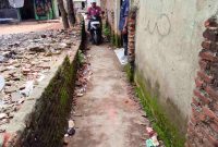 Lokasi kejadian penusukan siswa kelas 7 SMPN 44 Bandar Lampung di sebuah gang sempit dekat sekolah, Senin (25/5/2026). Foto: Proyeksi.id