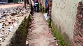 Lokasi kejadian penusukan siswa kelas 7 SMPN 44 Bandar Lampung di sebuah gang sempit dekat sekolah, Senin (25/5/2026). Foto: Proyeksi.id