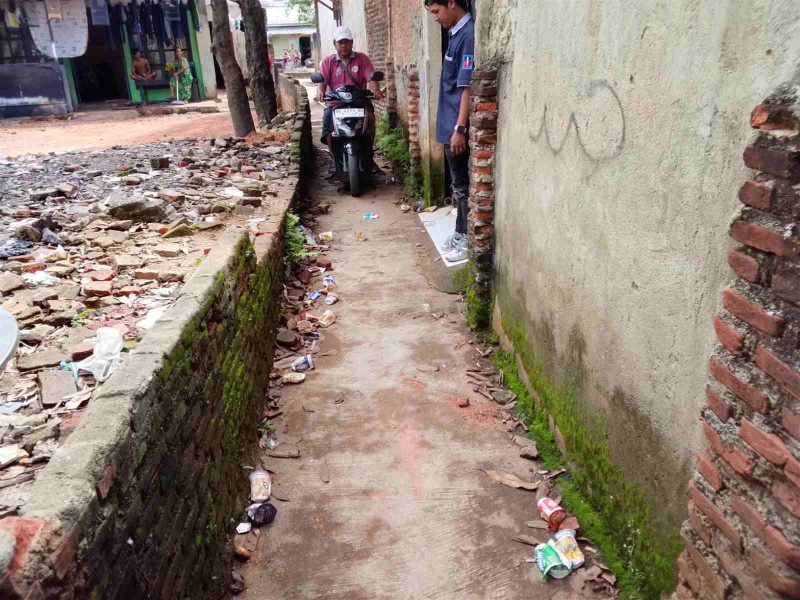 Lokasi kejadian penusukan siswa kelas 7 SMPN 44 Bandar Lampung di sebuah gang sempit dekat sekolah, Senin (25/5/2026). Foto: Proyeksi.id