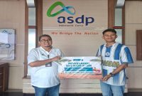 Penyerahan dana hewan qurban Rp7.000.000 dari PT ASDP Indonesia Ferry Persero Cabang Bakauheni. Terlihat GM Partogi Tamba menyerahkan secara simbolis kepada perwakilan stakeholder. Foto: Dokumentasi ASDP Bakauheni